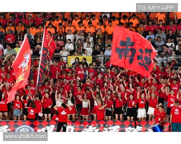 足球明星合影创意拼图展现球场魅力与友谊的精彩瞬间