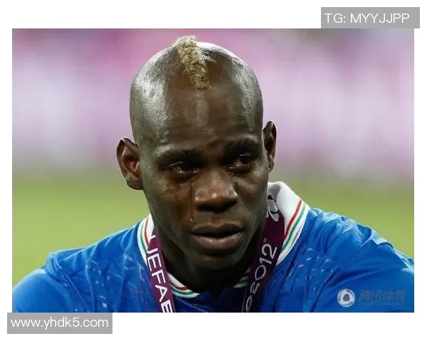 足球巨星泪洒赛场的感人瞬间回顾与背后的故事